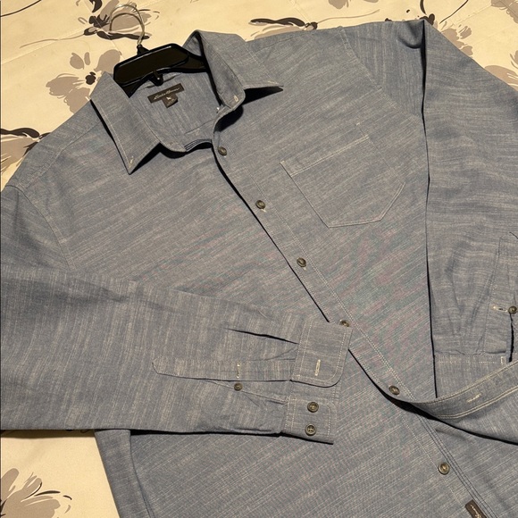 Eddie Bauer Men's Gray Casual Button-Down Shirt. - Picture 4 of 5